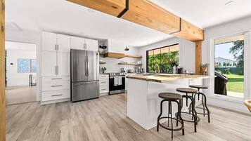 Een koelkast, een magnetron, een oven, een kookplaat