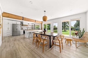 Dining - The Stillwater - 2 Minutes to Sandbanks (Prince Edward)