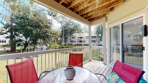 Outdoor dining - Beautiful 2-Bedroom Condo in Barrington Park (Hilton Head Island)