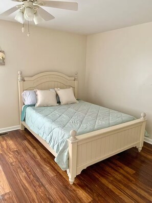2 bedrooms, desk, iron/ironing board, WiFi