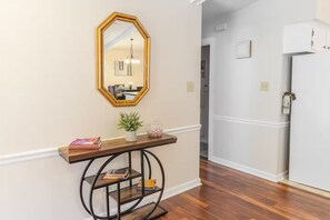 Interior - Modern Family Living – Near Food, I-85 & Hospital (Henderson)