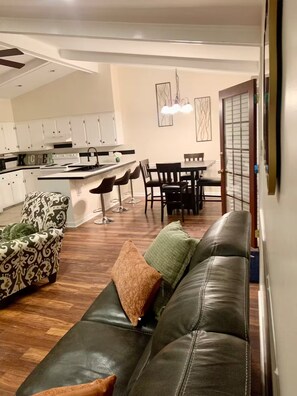 Smart TV - Modern Family Living – Near Food, I-85 & Hospital (Henderson)