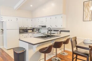 Private kitchen - Modern Family Living – Near Food, I-85 & Hospital (Henderson)