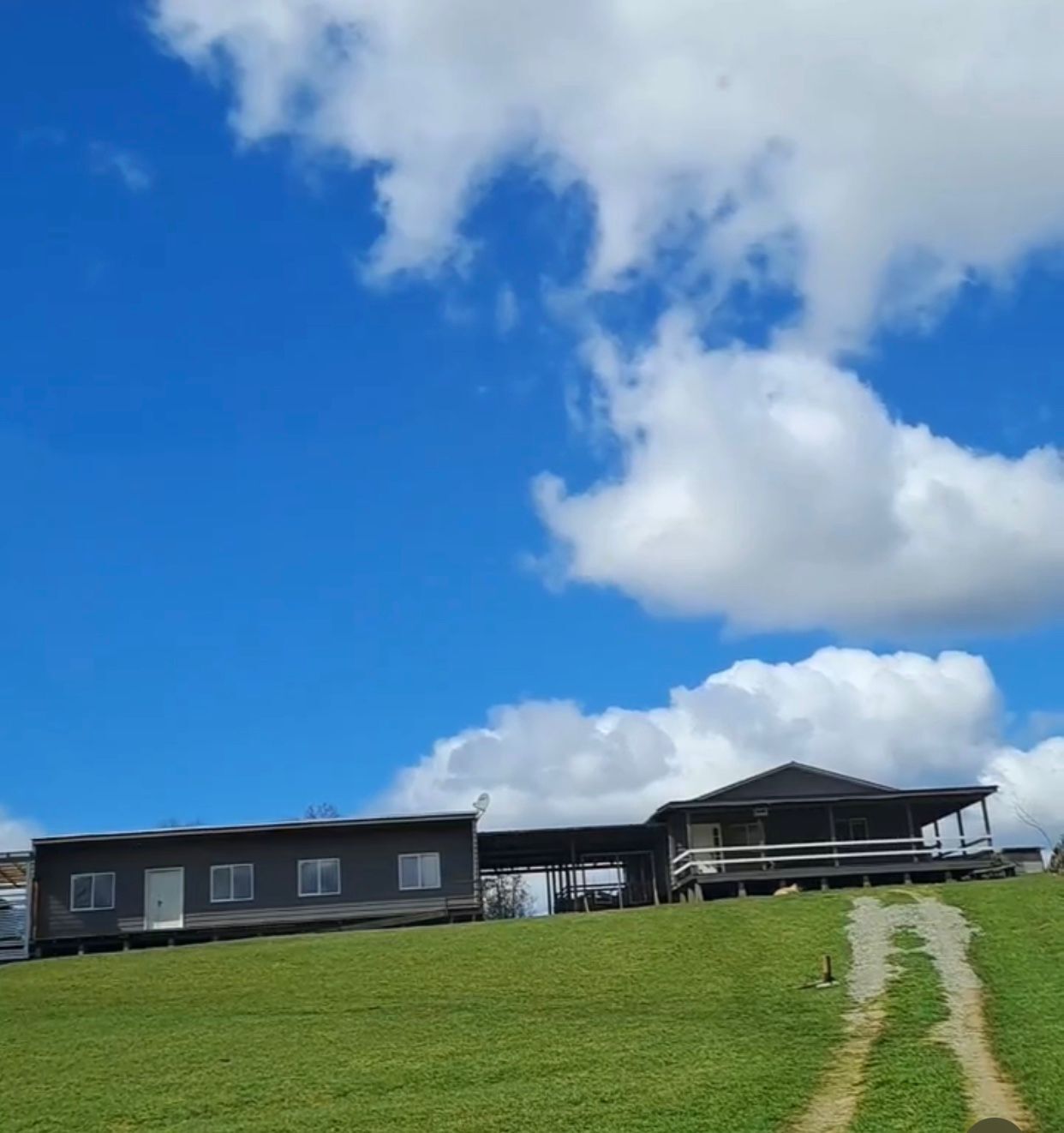 Vista frontal de la propiedad