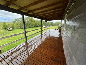 Traditionellt hus - lanai - utsikt mot bergen | Terrass/Patio