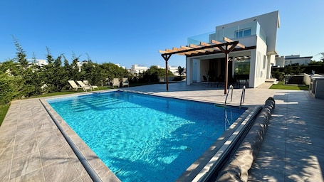 Piscina privada. Sunrise Villa PrivatePool by TrulyCyprus