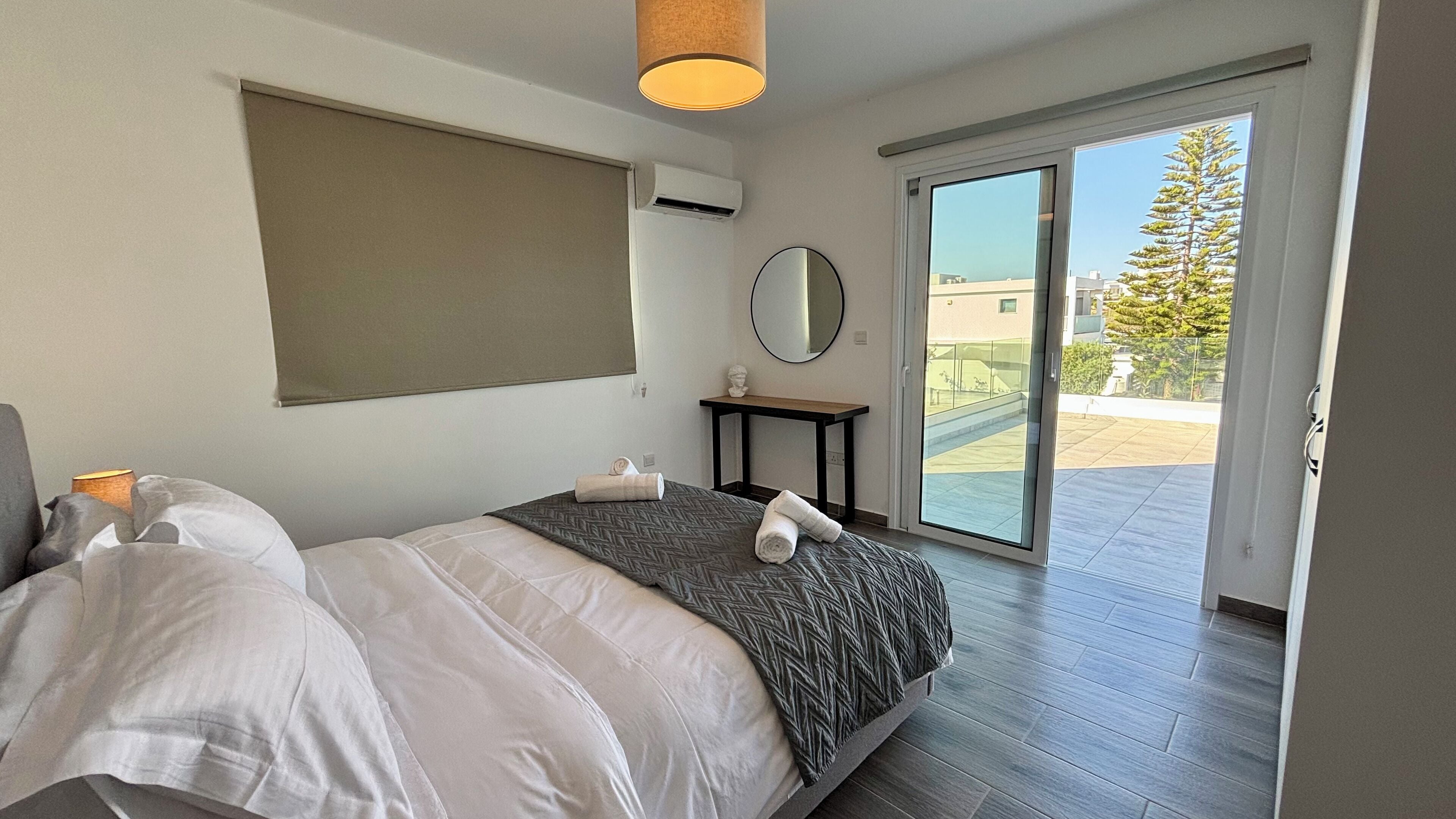 Espacio para trabajar con laptop y tabla de planchar con plancha 