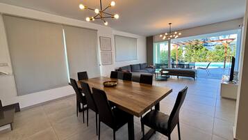 Family Villa, Pool View | Living area