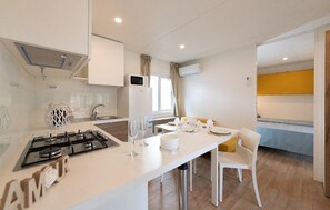 Fridge, microwave, stovetop, cookware/dishes/utensils - Gorgeous apartment in Lido di Spina with outdoor swimming pool (Lido di Spina)
