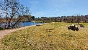A park with a pond, picnic tables, and a walking path. - 2 bedroom awesome home in Sösdala (Sösdala)