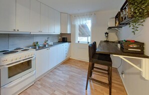 Kühlschrank, Ofen, Herdplatte, Wasserkocher mit Kaffee-/Teezubehör