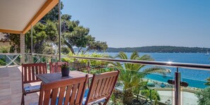 Outdoor dining - Poljana / Magnolia in Mali Lošinj (Mali Lošinj)