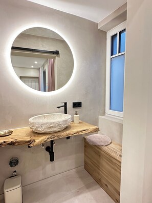 シャワー、ヘアドライヤー、タオル