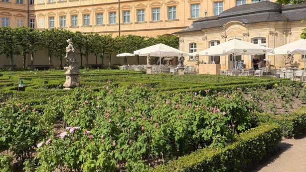 A building with a symmetrical facade, multiple windows, and a statue in the garden. - Apartment 'Fewo Sand 10 - Klein' with Shared Terrace, Garden, and Wi-Fi (Bamberg)