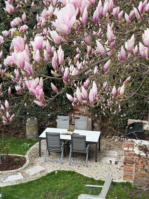 Outdoor dining - Apartment 'Fewo Sand 10 - Klein' with Shared Terrace, Garden, and Wi-Fi (Bamberg)
