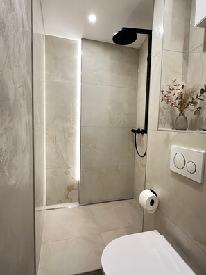 Shower, free toiletries, hair dryer, towels - Apartment 'Fewo Sand 10 - Klein' with Shared Terrace, Garden, and Wi-Fi (Bamberg)