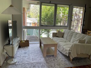 Living area - Marsfield-BlackQueen-MacUni-MacCentre-Bus (Marsfield)