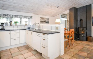 Fridge, microwave, dishwasher, coffee/tea maker - Stunning home in Vejers Strand with WiFi (Vejers Strand)