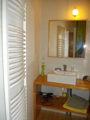 Shower, hair dryer, towels - Warm, quiet house, ideal for hiking to the high plateaux. (Job)