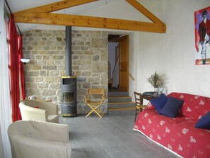 Living area - Warm, quiet house, ideal for hiking to the high plateaux. (Job)