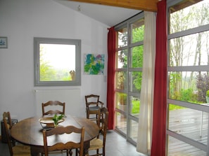 Dining - Warm, quiet house, ideal for hiking to the high plateaux. (Job)