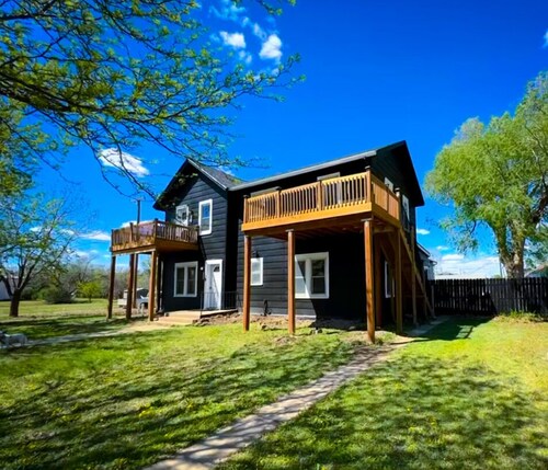 Rhinestone Cowgirl is a chic pink-inspired upper-level apartment just blocks from downtown Russell. Enjoy a cozy bedroom, living area with Smart TV, kitchenette, full bath, private balcony, and shared backyard with grill, firepit, and laundry.