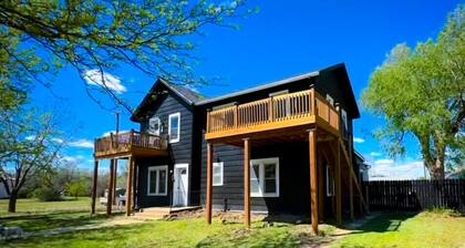 Rhinestone Cowgirl is a chic pink-inspired upper-level apartment just blocks from downtown Russell. Enjoy a cozy bedroom, living area with Smart TV, kitchenette, full bath, private balcony, and shared backyard with grill, firepit, and laundry.