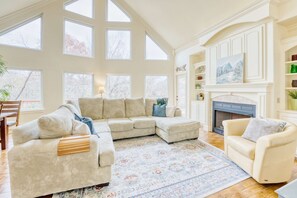 Télévision, cheminée, espaces bureaux