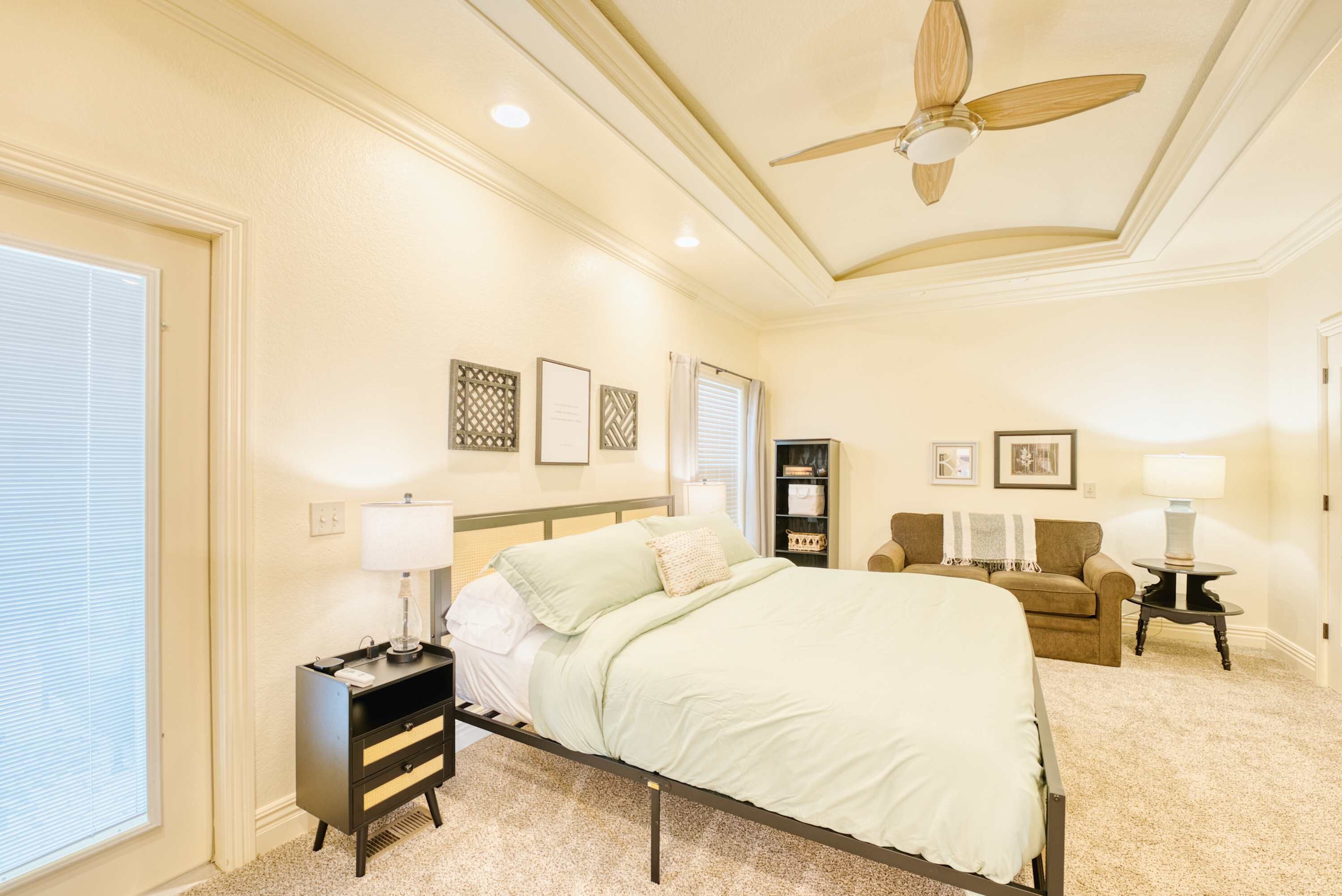 Een bureau, een strijkplank/strijkijzer, reisbedje, wifi