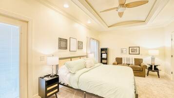 Een bureau, een strijkplank/strijkijzer, reisbedje, wifi