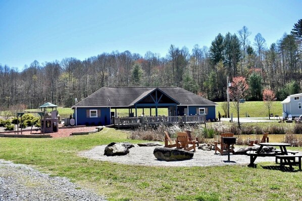 Outdoor dining - Luxury RV campground near Blue Ridge for outdoor adventures and winery tours! (Morganton)