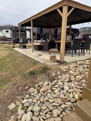 Outdoor dining - Luxury RV campground near Blue Ridge for outdoor adventures and winery tours! (Morganton)