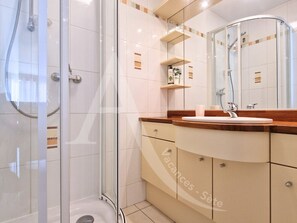 Shower, hair dryer - GRAND T2 AVEC TERRASSE, GARAGE ET PISCINE (Sète)