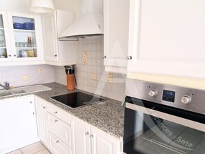 Fridge, microwave, oven, dishwasher - GRAND T2 AVEC TERRASSE, GARAGE ET PISCINE (Sète)