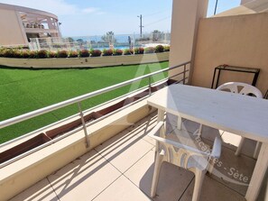 Outdoor dining - GRAND T2 AVEC TERRASSE, GARAGE ET PISCINE (Sète)