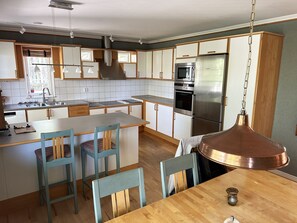 Kylskåp, mikrovågsugn, ugn och diskmaskin