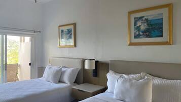 Strykejern/-brett, reiseseng for barn og sengetøy