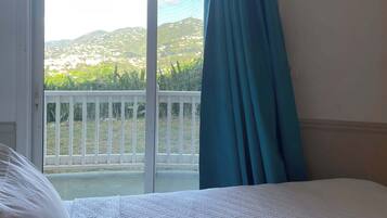 Tabla de planchar con plancha, cuna de viaje, ropa de cama