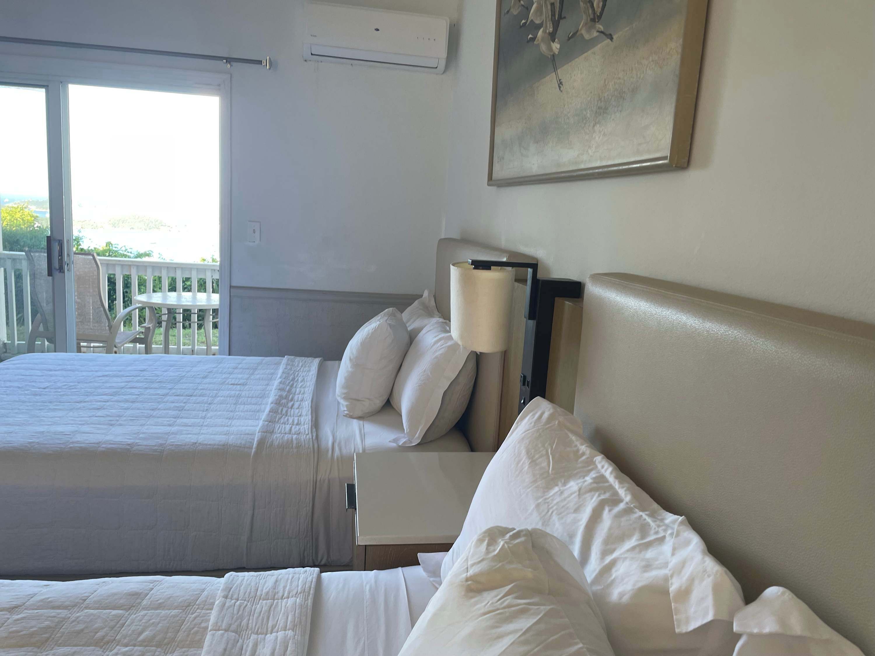 Tabla de planchar con plancha, cuna de viaje y ropa de cama 