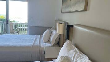 Tabla de planchar con plancha, cuna de viaje y ropa de cama