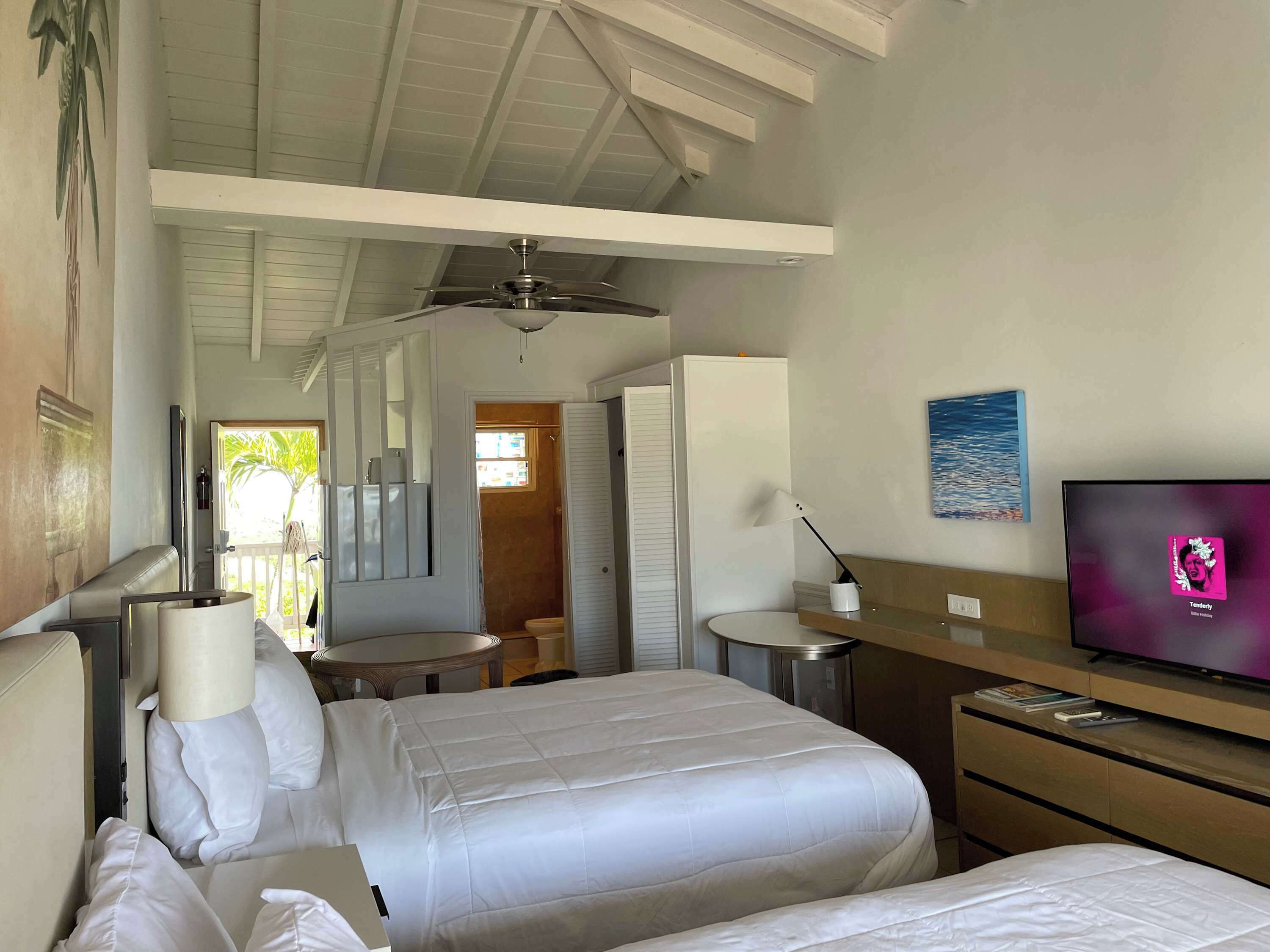 Tabla de planchar con plancha, cuna de viaje, wifi y ropa de cama 