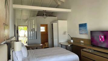 Tabla de planchar con plancha, cuna de viaje, wifi y ropa de cama