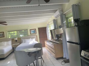 مكواة/لوح كي وسرير سفر وملاءات أسرّة