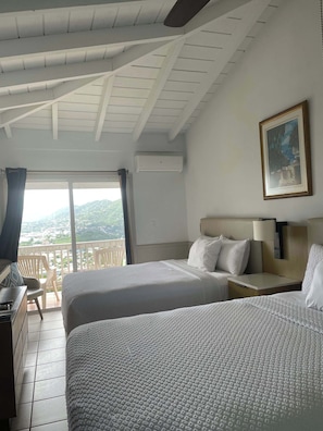 مكواة/لوح كي وسرير سفر وملاءات أسرّة