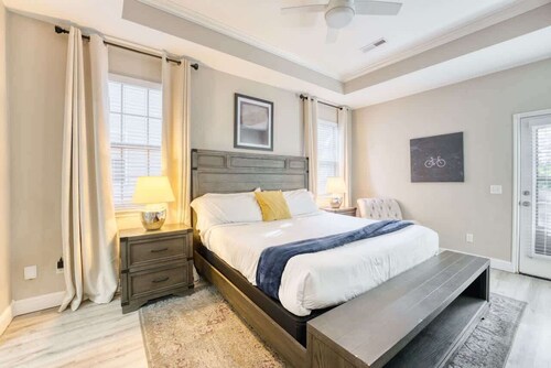 Modern 4BR Retreat with Fire Pit, Near Trails