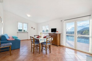 Dining - ‘Acacia’ Apartment with Sea View, Wi-Fi and Air Conditioning (Ceriale)