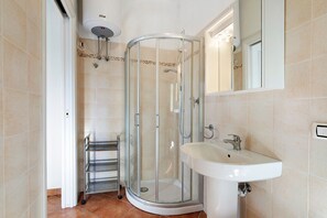 Shower, towels - ‘Acacia’ Apartment with Sea View, Wi-Fi and Air Conditioning (Ceriale)