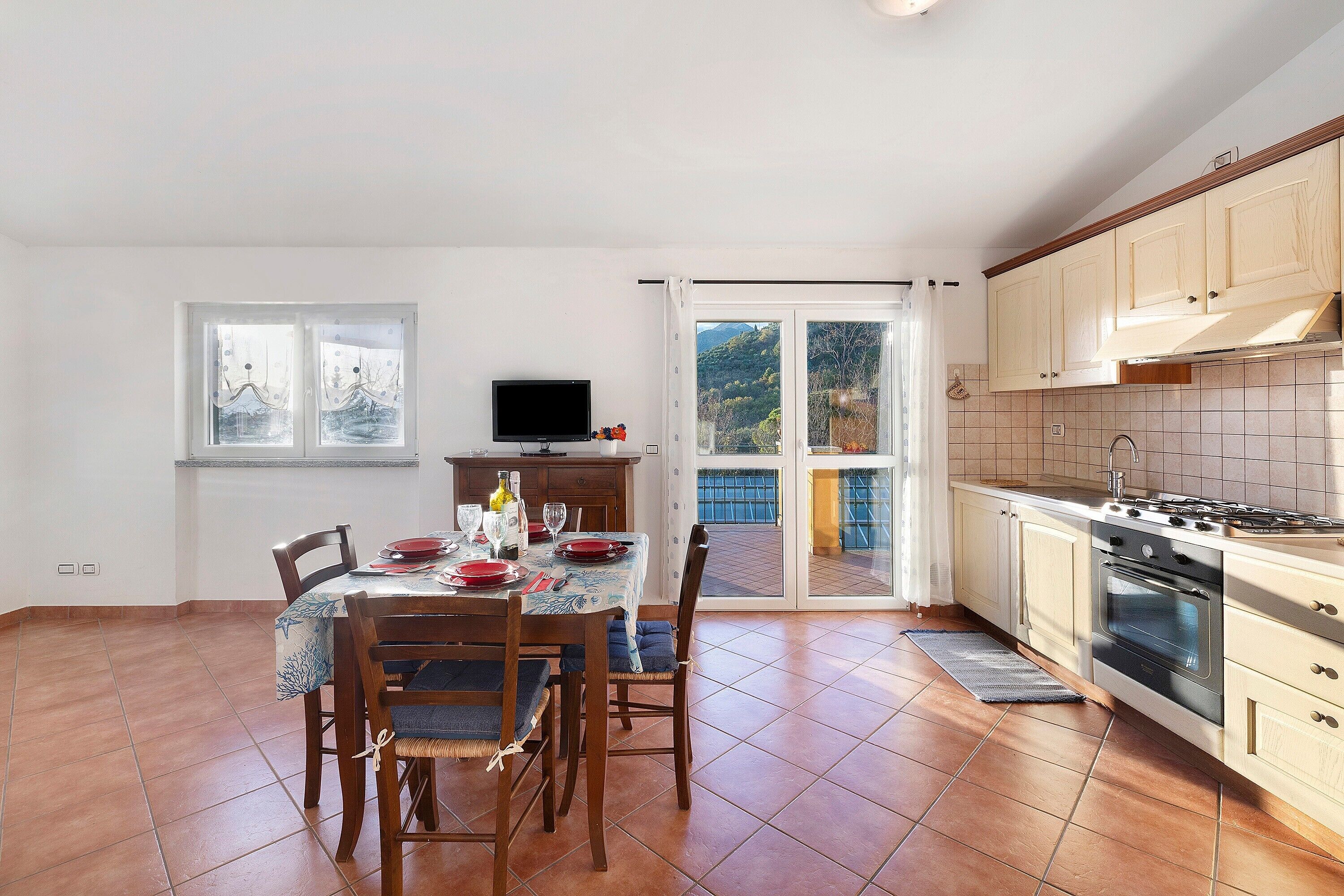 Kühlschrank, Ofen, Herdplatte, Kochgeschirr/Geschirr/Besteck