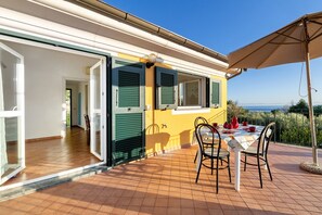 Outdoor dining - ‘Acacia’ Apartment with Sea View, Wi-Fi and Air Conditioning (Ceriale)