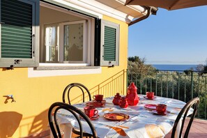 Outdoor dining - ‘Acacia’ Apartment with Sea View, Wi-Fi and Air Conditioning (Ceriale)